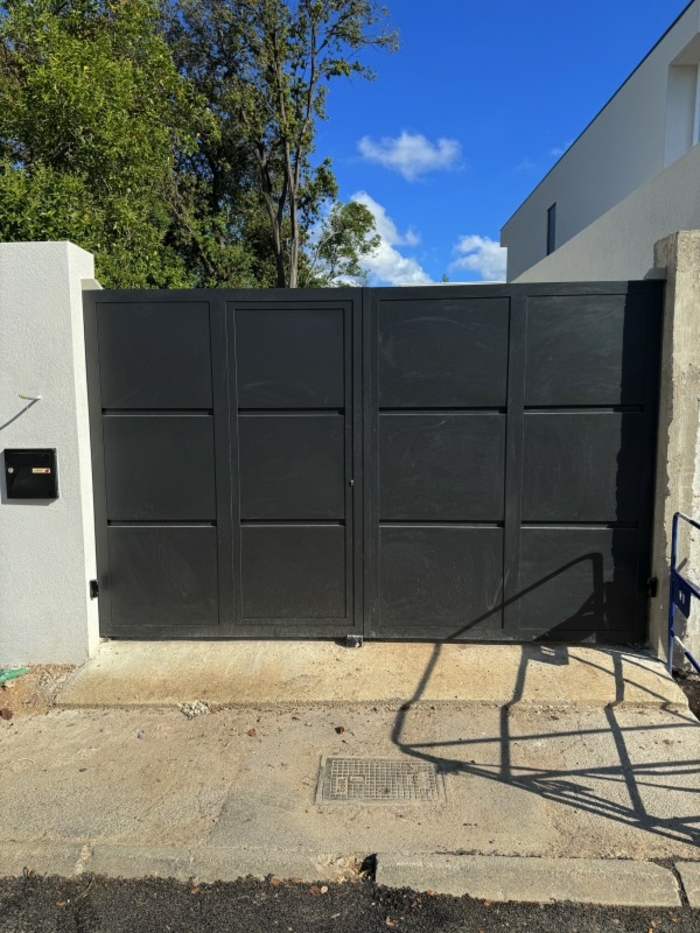 portail battant motorisé en BFT avec des PHOBOS BT B40 sur Marseille posé par ASF