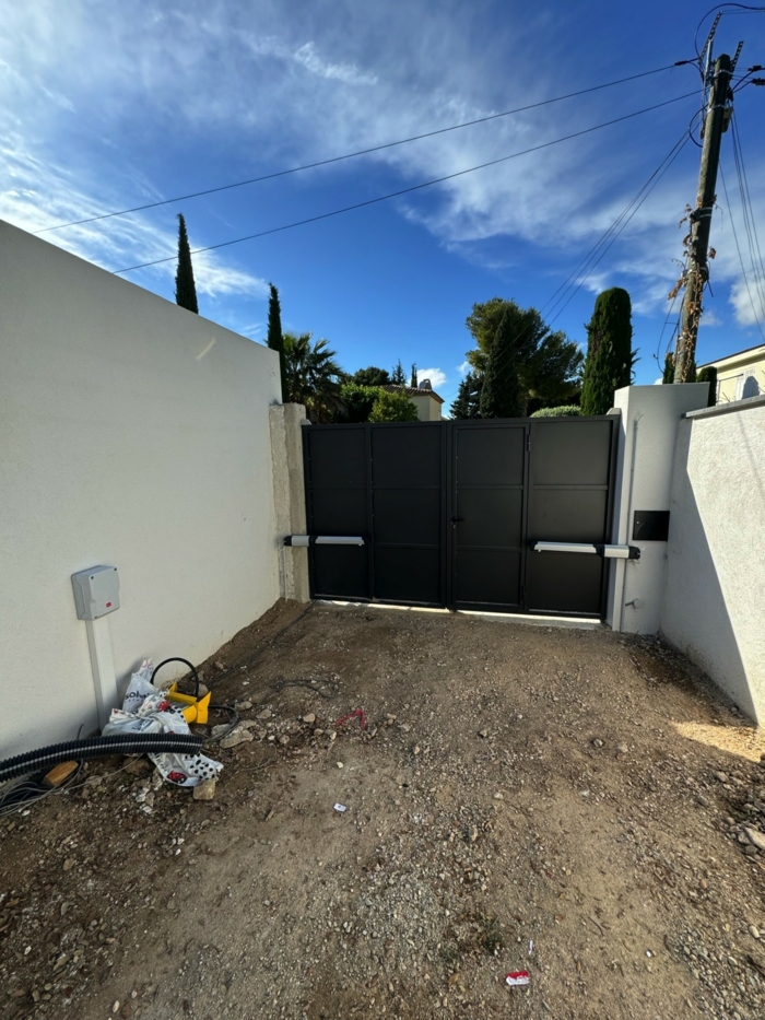 Portail battant plein avec des moteurs PHOBOS BT B40 de la marque BFT posé par ASF sur la ville de Marseille dans le 13